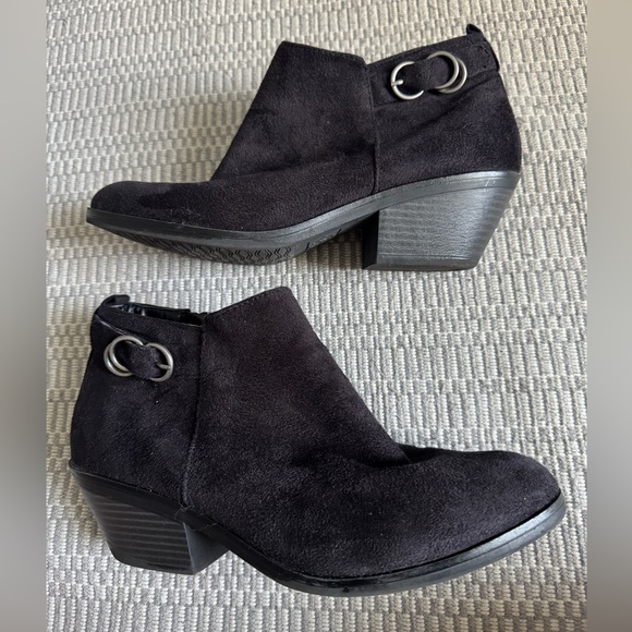 Life Stride Black Ankle Booties w silver buckle accent women’s shoe size 9 - Picture 1 of 11